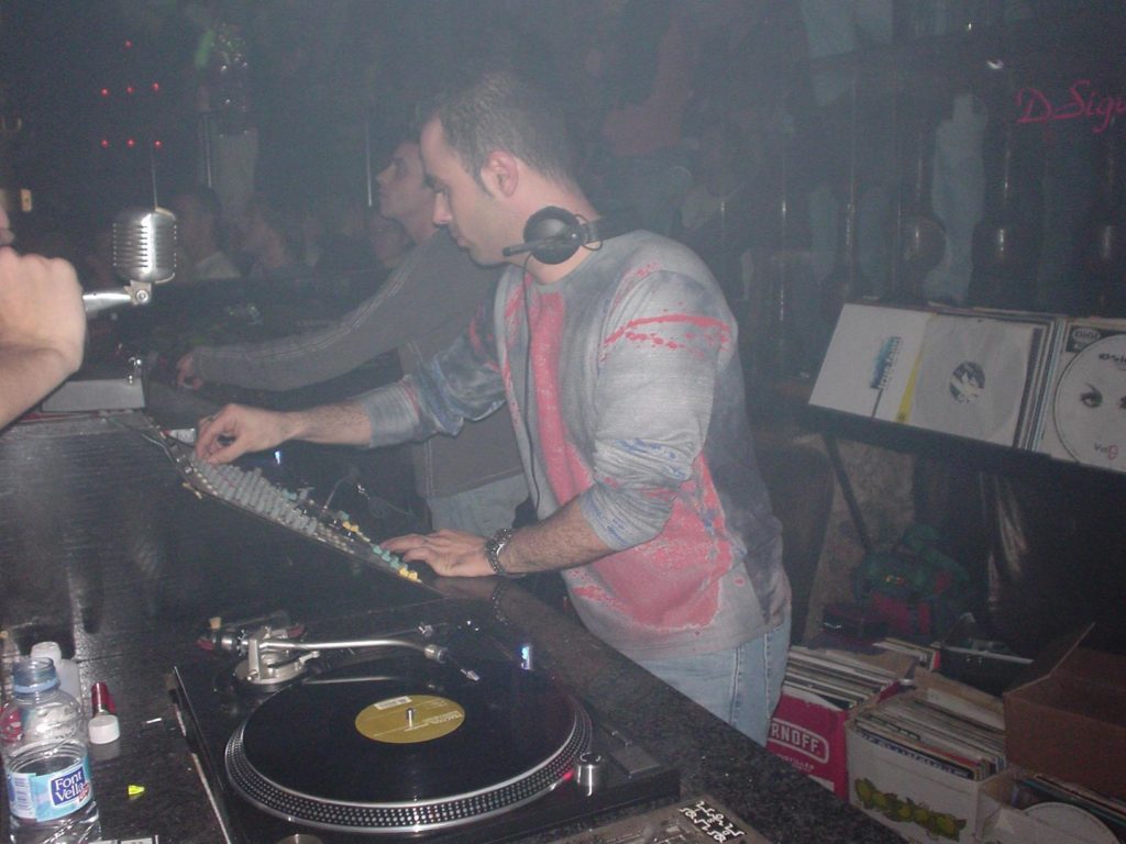 Dj Edgar a los mandos.