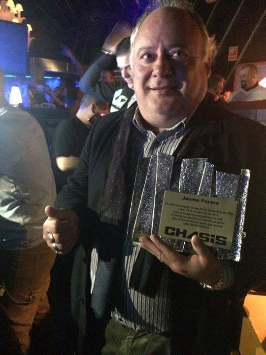 Jaume Perera, fundador de Chasis recogiendo una placa conmemorativa en el 25 Aniversario Chasis.
