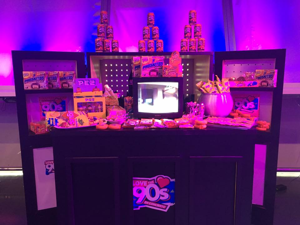 Kiosko de Love The 90s con caramelos Pez, chicles BOOMER y Cherry Coke entre otros.